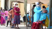 Penduduk setempat menunggu untuk menjalani Tes Cepat Antigen COVID-19 di Wellawatta, Kolombo, Sri Lanka, pada 8 Desember 2020. Jumlah pasien positif COVID-19 di Sri Lanka telah melampaui angka 28.000 pada Selasa (8/12) usai lebih dari 600 pasien terdeteksi pada hari sebelumnya. (Xinhua/Ajith Perera)