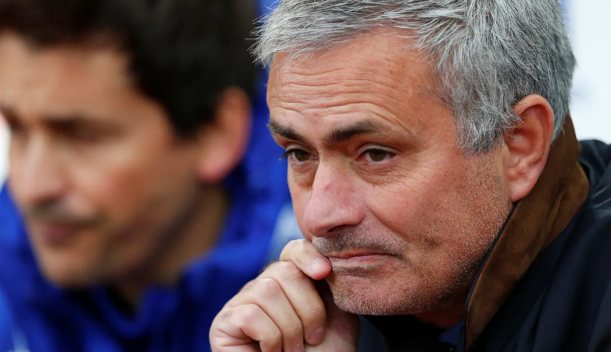 Ekspresi Jose Mourinho saat Chelsea gagal menang atas tuan rumah Wesh Ham United dalam laga Liga Premier Inggris di Stadion Upton Park, Inggris, (24/10/2015). (Reuters/Eddie Keogh)