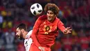 Pemain Belgia Marouane Fellaini berebut bola di udara dengan pemain Mesir Ahmed Elmohamady saat laga persahabatan di stadion King Baudouin di Brussels (6/6). (AP/Geert Vanden Wijngaert)