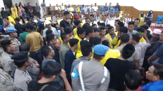 Mahasiswa Aceh Barat mengheningkan cipta sesaat sebagai bentuk belasungkawa terhadap La Randy, yang ditabal sebagai sang martir (Liputan6.com/Rino Abonita)
