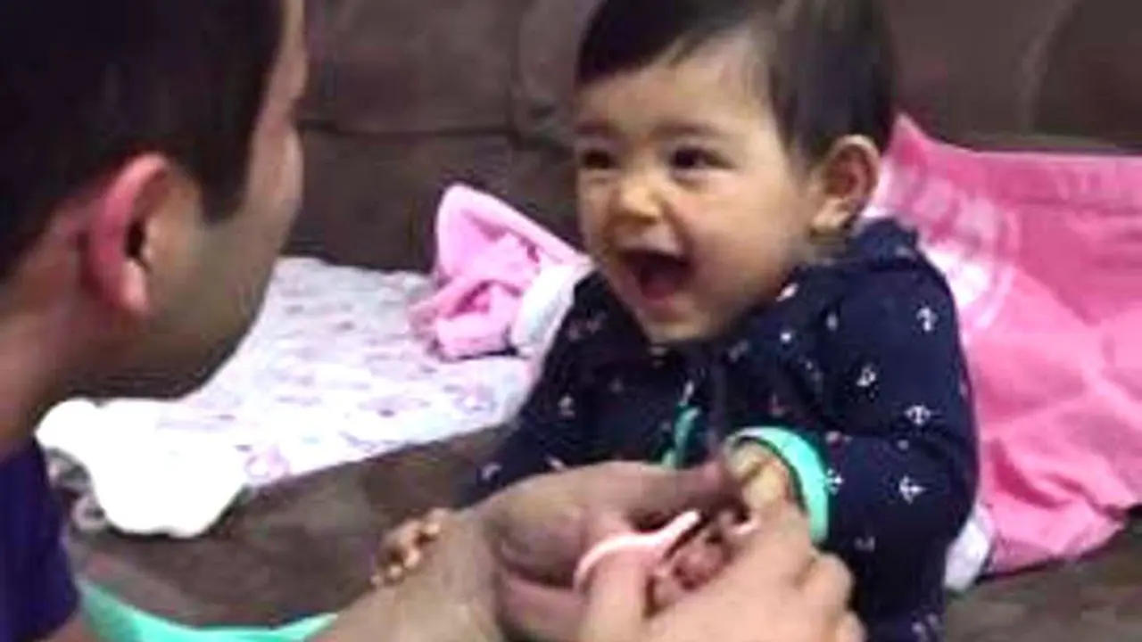 Gemas! Adik Bayi Ini Bahagia Banget Bisa Mengerjai Ayahnya