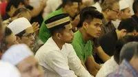 Andik Vermansah khusyuk menjalankan ibadah salat Jumat. Timnas Indonesia salat di Masjid Sultan, Singapura, Jumat (9/11/2018). (Bola.com/Muhammad Iqbal Ichsan)
