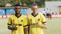 Pemain Universitas Merdeka (Unmer), Fillox Vassili dan Dennis Sawi pada laga Torabika Campus Cup 2017 di Stadion Universitas Negeri Malang, Rabu, (01/11/2017). (Bola.com/M Iqbal Ichsan)