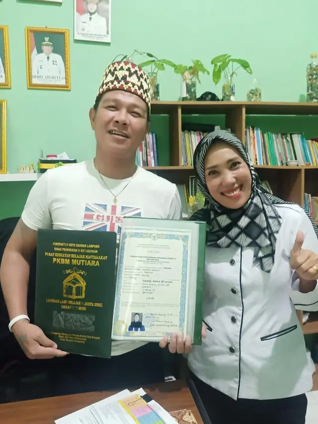 7 Potret Andika Mahesa Lanjutkan Pendidikan di Bangku Kuliah, Pakai Jas Almamater