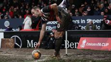 Lapangan pertandingan Blundell Park yang digunakan untuk pertandingan putaran keempat Piala FA 2025/2026 antara tuan rumah Grimsby melawan Wolverhampton, Minggu (15/02/2026) waktu setempat, mengundang perhatian. (AFP/Darren Staples)