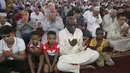 Umat Muslim Sunni Irak berdoa usai melakukan salat Idul Fitri di Baghdad, Irak (25/6). Sejumlah negara menetapkan 1 Syawal 1438 H pada Minggu (25/6) setelah menunaikan 29 hari ibadah puasa. (AP Photo/Karim Kadim)
