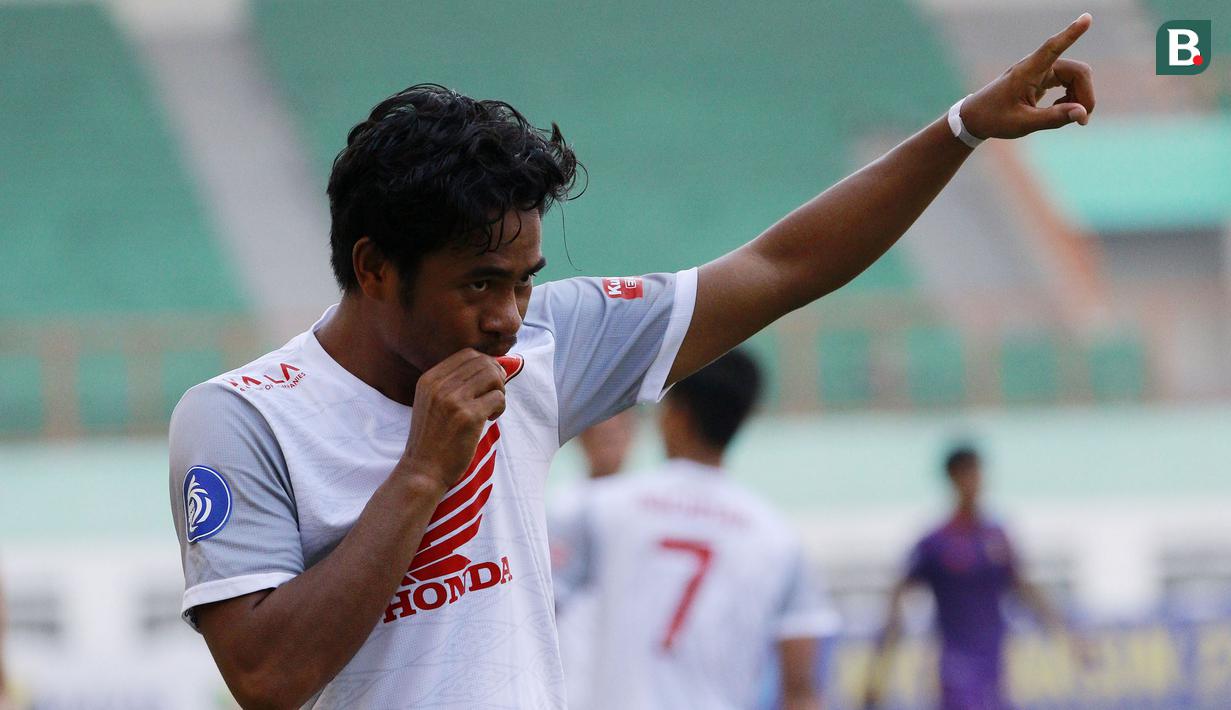 Lima gol tercipta dalam laga pekan ke-4 BRI Liga 1 2021/2022 antara PSM Makassar kontra Persik Kediri di Stadion Wibawa Mukti, Kamis (23/9/2021). PSM menjadi pemenang dengan skor 3-2 usai Ilham Udin Armaiyn mencetak gol penentu ke gawang Persik di masa injury time. (Bola.com/M Iqbal Ichsan)