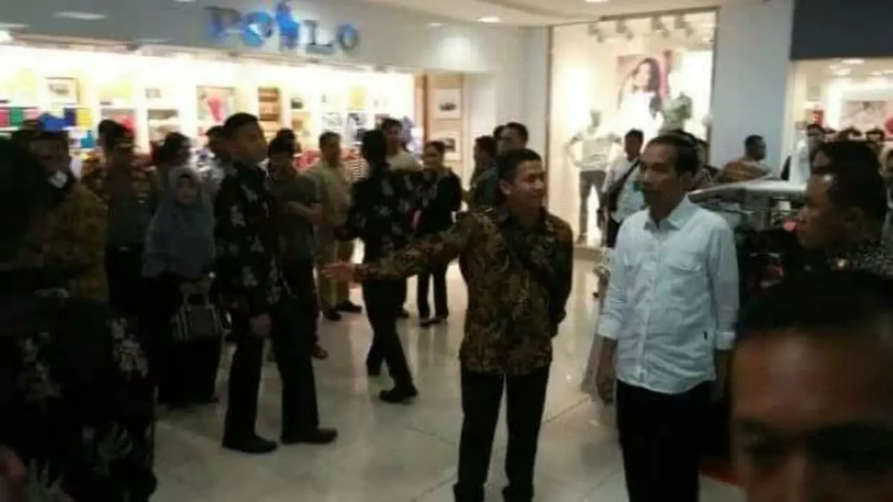 Presiden Jokowi di Mal di Makassar
