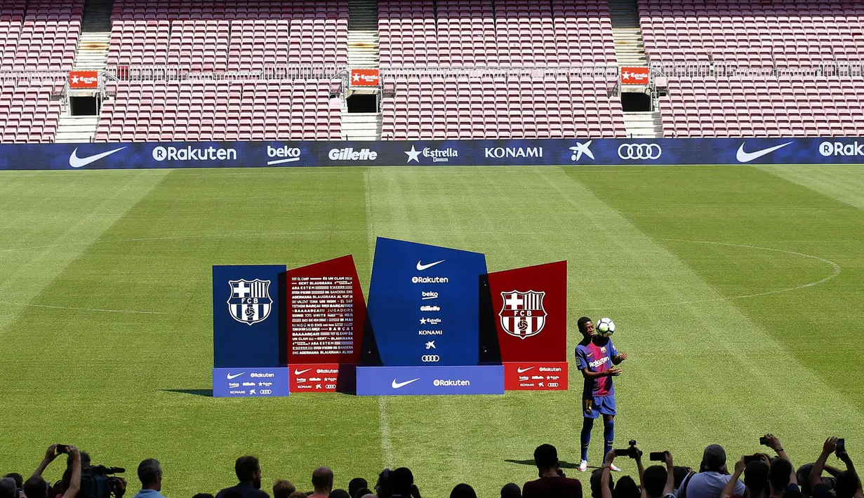 Ousmane Dembele saat menampilkan kebolehan mengolah bola di Camp Nou stadium, Barcelona, (27/8/2017). Barcelona menebus Ousmane Dembele sebesar Rp. 2,3 triliun dari Dortmund. (AP/Manu Fernandez)