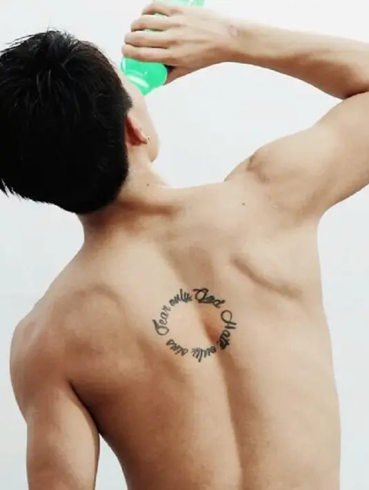 Bobby iKON mempunyai tato di punggungnya yang sama dengan sang ayah. Tato tersebut bertuliskan 'Fear only God, Hate only sins'. (Foto: twitter.com/its_ikonina)