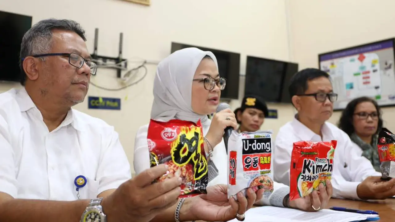 Kepala BPOM Penny Lukito memaparkan mengenai empat varian mi instan asal Korea Selatan yang positif mengandung babi. (Foto: Humas BPOM)