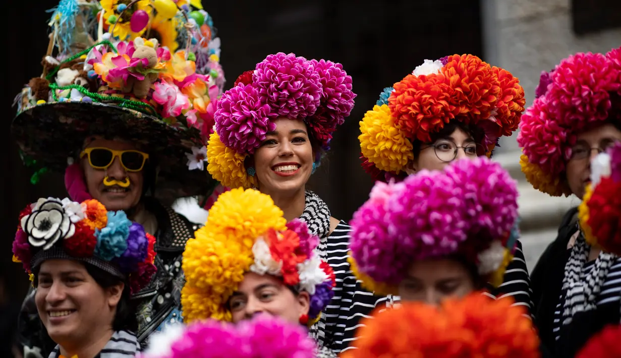 Orang-orang memakai topi hias dalam Parade Paskah tahunan dan Festival Bonnet di sepanjang Fifth Avenue, kota New York, Amerika Serikat,  Minggu (21/4). Parade Bonnet Easter merupakan parade pada perayaan Paskah di Kota New York yang sudah ada sejak tahun 1870. (Johannes EISELE / AFP)