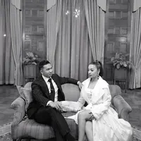 Lihat saja foto ini, mereka terlihat serasi dan kompak. Nikita tampil cantik dengan dress warna putih, sedangkan Indra terlihat gagah dengan jas warna hitam. (Foto: instagram.com/nikitawillyofficial94)