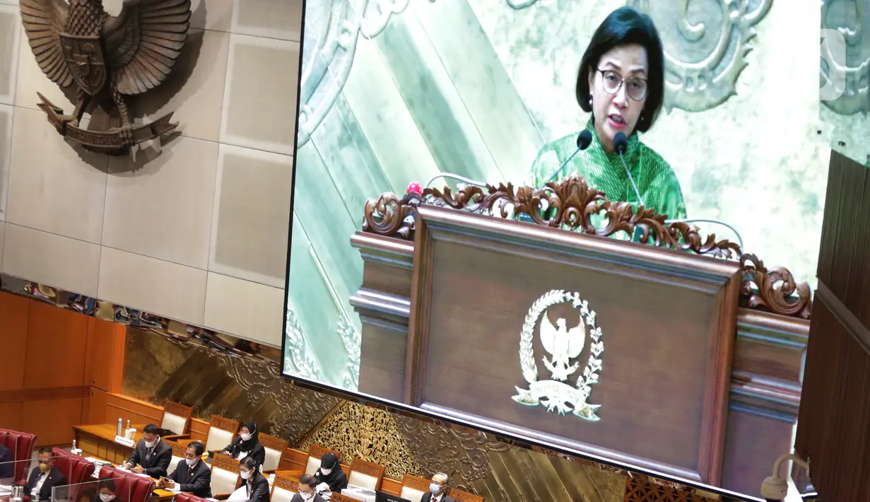 Menteri Keuangan Sri Mulyani (dalam layar) menyampaikan laporannya saat Rapat Paripurna ke-23 DPR RI di Kompleks Parlemen, Senayan, Jakarta, Selasa (24/5/2022). Agenda rapat paripurna membahas pembicaraan tingkat II/pengambilan keputusan terhadap RUU tentang perubahan kedua atas undang-undang nomor 12 tahun 2011 tentang pembentukan peraturan perundang-undangan. (Liputan6.com/Angga Yuniar)