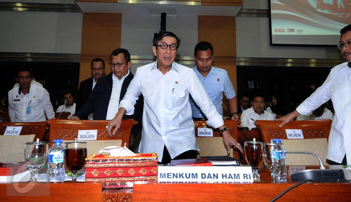Menkumham, Yasonna Laoly (tengah) jelang mengikuti rapat kerja dengan Komisi III DPR RI di gedung Parlemen, Senayan, Jakarta, Senin (10/4). Rapat membahas sejumlah permasalahan dan pengawasan DPR. (Liputan6.com/Helmi Fithriansyah)