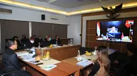 Menko Kemaritiman dan Investasi (Kemenko Marves), Luhut Binsar Pandjaitan, saat memimpin rapat koordinasi (rakor) pengembangan Banyuwangi, Selasa (4/8).