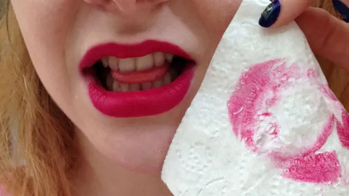 3 Cara Mudah Menghapus Lipstik Matte