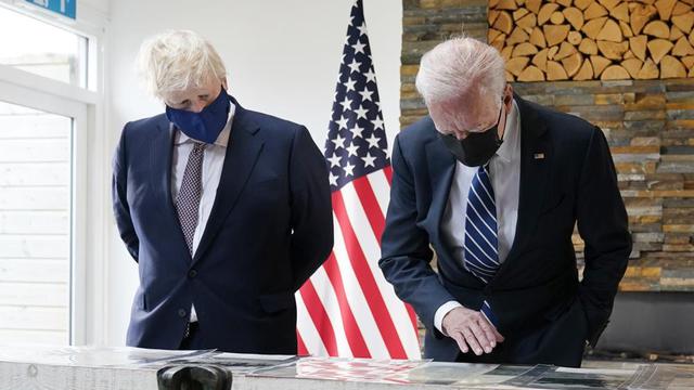 Pertemuan antara Presiden Joe Biden dan Perdana Menteri Inggris Boris Johnson selama pertemuan bilateral menjelang KTT G7, Kamis (10 Juni 2021) di Carbis Bay, Inggris. (Foto AP/Patrick Semansky)