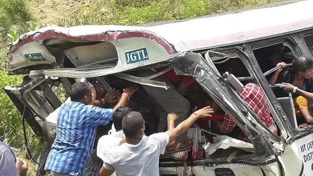 Tim penyelamat mencari penumpang dari sebuah bus yang jatuh ke jurang di distrik Jagtiyal di Telangana, India, Selasa, 11 September 2018.