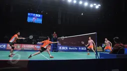 Pertarungan sengit antara Tontowi/Liliyana melawan Zhang Nan/Zhao Yunlei asal Tiongkok di semifinal BCA Indonesia Open Superseries Premier 2015, Jakarta, Sabtu (6/6/2015).  Tontowi/Liliyana kalah 21-16, 15-21, 18-21. (Liputan6.com/Herman Zakharia)