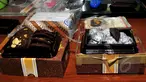 Kue coklat yang dipasarkan secara online mengandung ganja berhasil diamankan BNN, Jakarta, Senin (13/4/2015). BNN berhasil menangkap lima orang tersangka di kawasan Blok M. (Liputan6.com/ Yoppy Renato)
