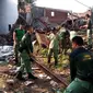 Sejumlah anggota TNI bersama warga Kebonharjo, Semarang, membersihkan puing-puing bangunan pascapembongkaran pada Kamis 17 Mei 2016. (Liputan6.com/Edhie Prayitno Ige)