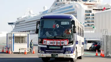 Bus dengan spanduk China bertuliskan 'Pergi, Kita Pulang!' membawa penumpang Hong Kong dari kapal pesiar Diamond Princess yang dikarantina di Yokohama, Jepang, Jumat (21/2/2020). Ratusan orang yang dinyatakan negatif virus corona (COVID-19) berangsur meninggalkan kapal. (AP Photo/Eugene Hoshiko)
