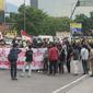 Puluhan mahasiswa yang tergabung dalam Mahasiswa Indonesia Menggugat (MIM) menggelar aksi demonstrasi dan long march menolak Omnibus Law Undang-undang (UU) Cipta Kerja di Bandung, Jumat (23/10/2020). (Liputan6.com/Huyogo Simbolon)