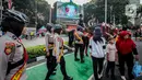 Selain mengambil gambar para polisi yang sedang menunggangi kuda, banyak warga yang minta foto bersama mereka. (Liputan6.com/Faizal Fanani)