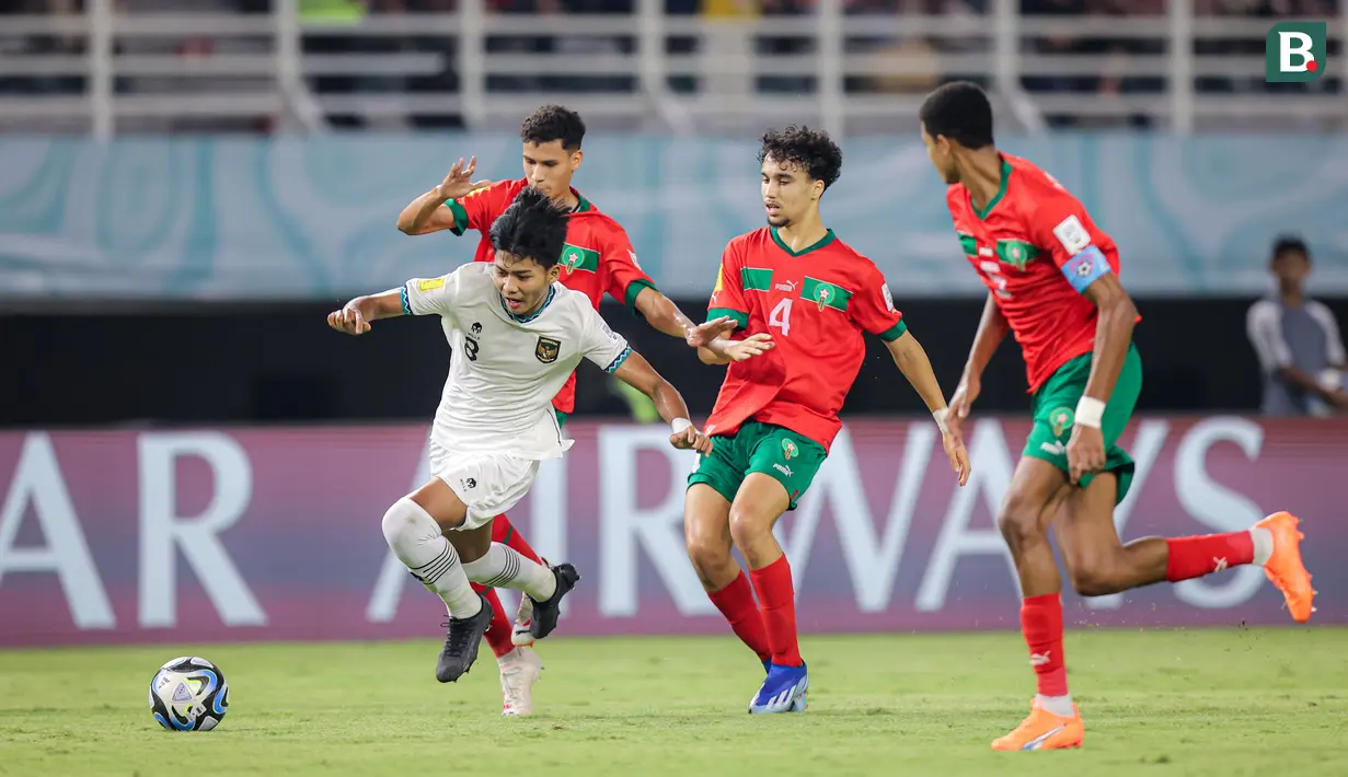 <p>Pemain Timnas Indonesia U-17, Arkhan Kaka (kiri) berusaha mengontrol bola dibayangi tiga pemain&nbsp;Timnas Maroko U-17 dalam laga pamungkas Grup A Piala Dunia U-17 2023 yang berlangsung di Stadion Gelora Bung Tomo, Surabaya, Kamis (16/11/2023). (Bola.com/Bagaskara Lazuardi)</p>