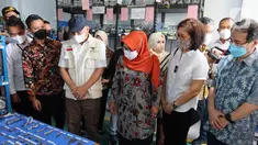 Menteri Koperasi dan UKM (MenkopUKM) Teten Masduki (ketiga kiri) didampingi Pemilik UMKM binaan YDBA Faisal Amri Elfas, Bupati Tegal Umi Azizah, Ketua Pembina YDBA Gita Tiffani Boer dan Ketua Pengurus YDBA Sigit Kumala saat kunjungan ke UMKM Binaan YDBA di Tegal (25/09/2021). (Liputan6.com/HO/YDBA)