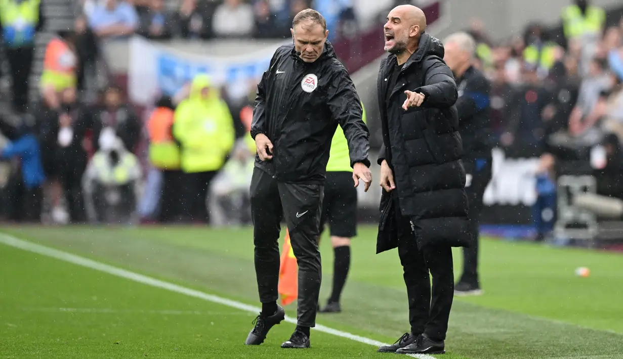 Bermain di hadapan suporter sendiri membuat West Ham United tampil meyakinkan sejak menit awal. Mereka terus menggempur pertahanan Manchester City dengan permainan menyerang. (AFP/Justin Tallis)