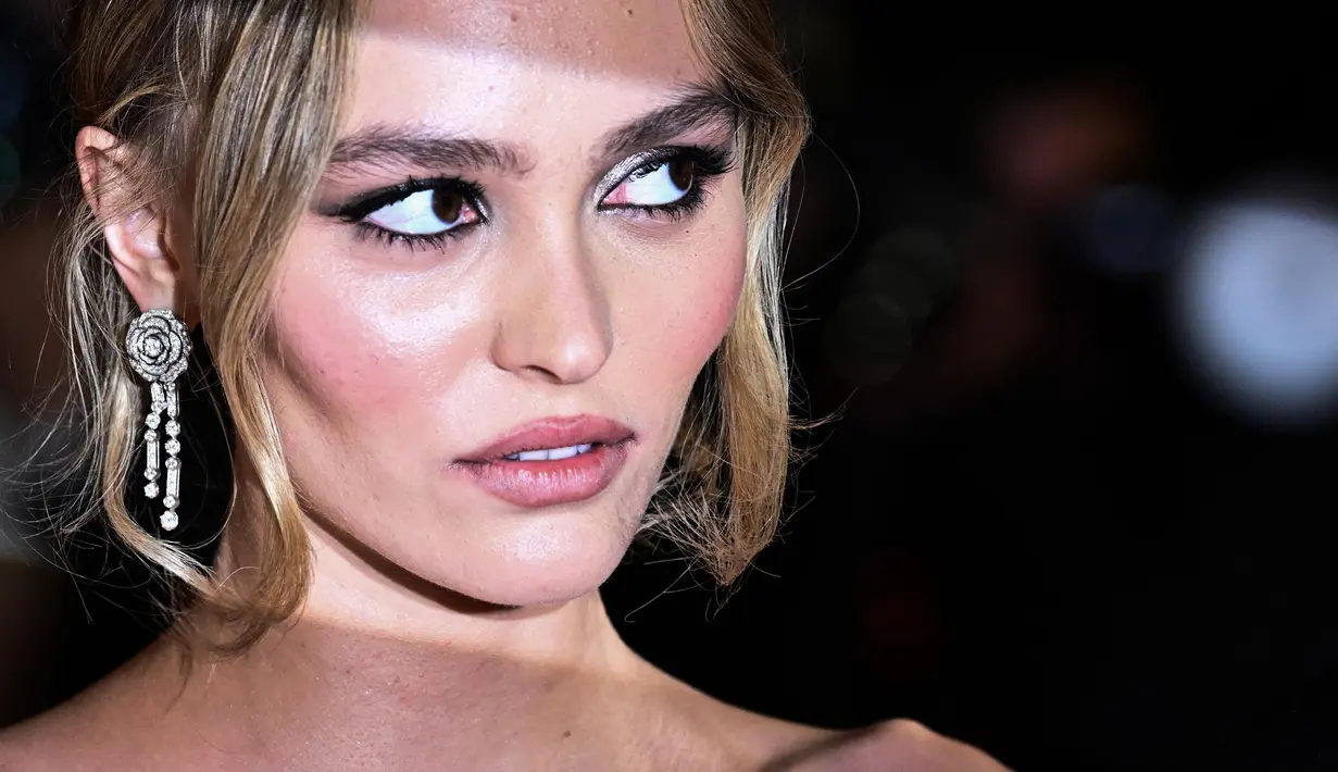 Dalam karirnya sebagai aktris, Lily-Rose Depp pernah membintangi film drama The Dancer pada 2016 dan The King (2019). (LOIC VENANCE/AFP)