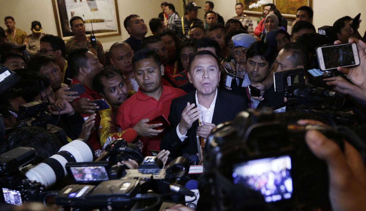 Ketua Umum PSSI, Mochamad Iriawan, memberikan keterangan kepada wartawan saat KLB PSSI di Hotel Shangri-La, Jakarta, Minggu (2/11/2019). Iwan akan memimpin PSSI selama empat tahun, dari 2019 hingga 2023. (Bola.com/M Iqbal Ichsan)