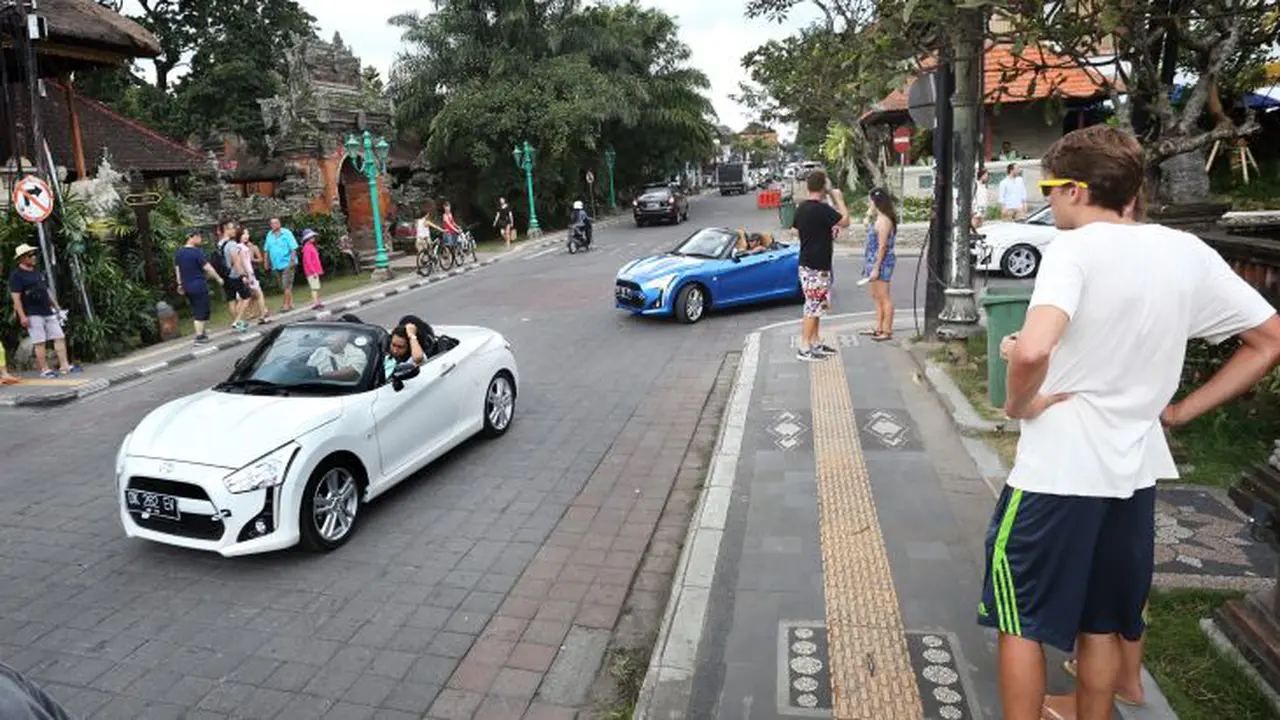 Daihatsu Copen Sedot Perhatian Bule di Ubud