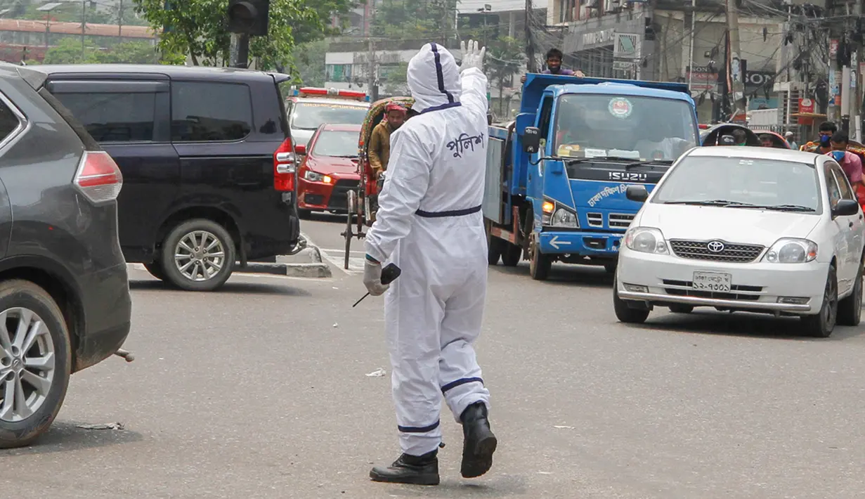 Polisi mengenakan alat pelindung diri saat mengatur lalu lintas di Dhaka, Bangladesh, Senin (11/5/2020). Jalan-jalan utama Dhaka kembali ramai sehari setelah toko-toko dan pasar kembali dibuka secara terbatas mengikuti aturan pemerintah. (Xinhua/Stringer)