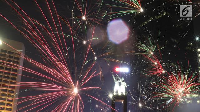 Kembang Api Hiasi Malam Pergantian Tahun Baru di Bundaran HI
