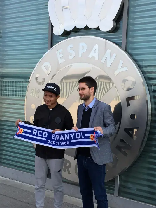 Evan Dimas Darmono berpose dengan syal Espanyol saat tiba di Estadio Cornella-El Prat (markas RCD Espanyol). (Bola.com/La Liga)
