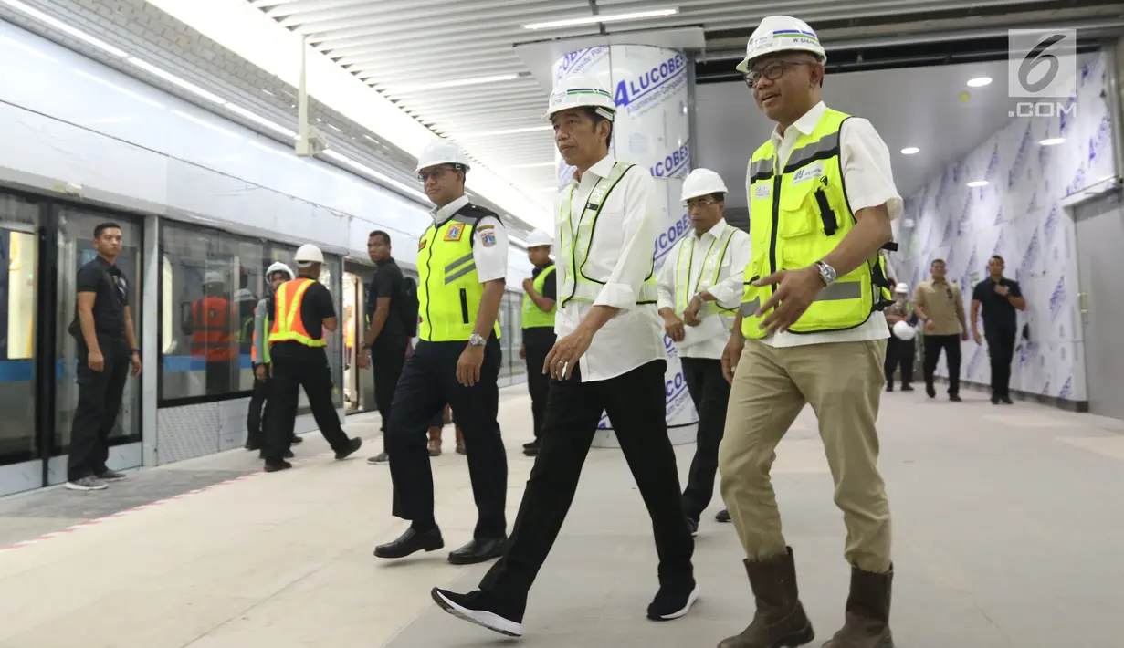 Presiden Joko Widodo bersama Menhub Budi Karya Sumadi, Gubernur DKI Jakarta, Anies Baswedan dan Direktur Utama PT MRT Jakarta William Sabandar bersiap masuk ke dalam kereta MRT di Stasiun Bundaran HI, Jakarta, Selasa (6/11). Liputan6.com/Angga Yuniar)