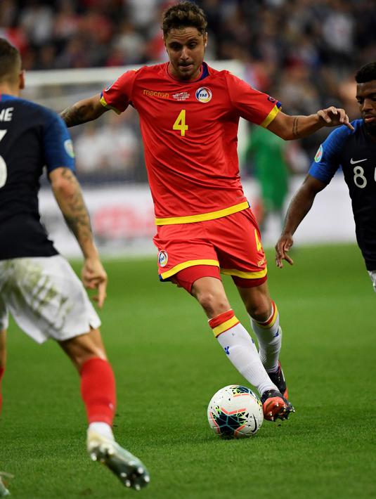 Bek Andorra, Marc Rebes (tengah) menggiring bola dari kewalan dua pemain Prancis,  Thomas Lemar dan Lucas Digne pada pertandingan grup H Kualifikasi Euro 2020 di Stade de France di Saint Denis, Paris (10/9/2019). Prancis menang telak 3-0 atas Andorra. (AFP Photo/Lionel Bonaventure)