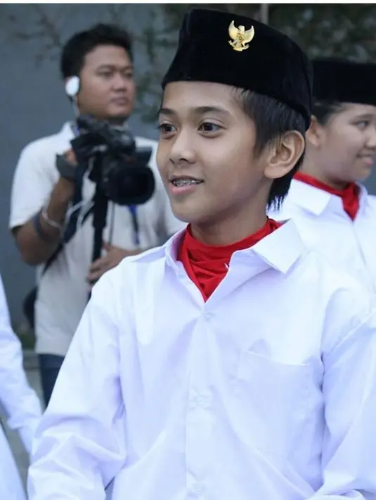 Siapa yang menyangka jika Iqbaal yang dulu menggemaskan kini jadi sosok cowok yang sanggup membuat cewek-cewek jadi meleleh. (Foto: instagram.com/mr.dhiafakhrigallery__)