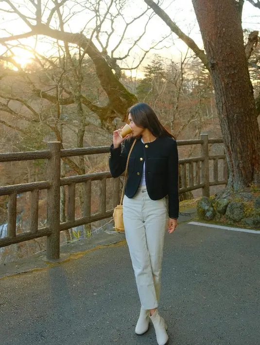 Nggak kalah kece, kali ini istri Pratama Arhan itu memadukan tweed blazer dengan long pants dan sepatu boots..  [@azizahsalsha_]