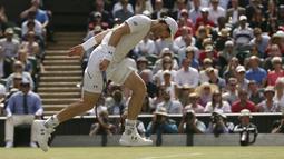 Andy Murray tampak kecewa saat pukulannya keluar dari lapangan pada laga tunggal putra Wimbledon Tennis Championships 2017 di London, (12/7/2017).  (AP/Tim Ireland)