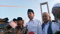 Presiden Joko Widodo (Jokowi) meresmikan pembebasan tarif Jembatan Tol Suramadu, yang menghubungkan wilayah Surabaya dan Madura, Sabtu (27/10/2018). (Titin/Merdeka.com)