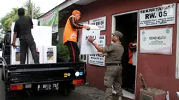 Petugas Satpol PP dan PPSU saat mendistribusikan logistik Pemilu 2019 ke wilayah RW di Kelurahan Palmeriam, Kecamatan Matraman, Jakarta, Selasa (16/4). Pendistribusian logistik pemilu 2019 untuk calon presiden dan legislatif sudah mencapai 99 persen. (merdeka.com/Iqbal S Nugroho)