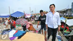 Yusril Ihza Mahendra menemui warga di posko kemanusiaan yang berada di lokasi penggusuran pasar ikan, Penjaringan, Jakarta, Rabu (20/4). Yusril datang untuk melihat kondisi warga yang tetap bertahan tinggal di perahu. (Liputan6.com/Yoppy Renato)