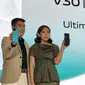 Product Manager Vivo Indonesia Fendy Tanjaya dan PR Manager Vivo Indonesia Alexa Tiara dalam acara peluncuran Vivo V30 Series. (Liputan6.com/ Agustinus Mario Damar)