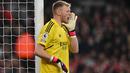 Kiper Arsenal, Aaron Ramsdale meneriaki rekan-rekannya saat menghadapi Manchester City pada laga Liga Inggris 2022/2023 di Emirates Stadium, London (15/2/2023). Aaron Ramsdale didatangkan Arsenal dari Sheffield United yang terdegradasi ke Championship pada awal musim 2021/2022 dengan nilai transfer 28 juta euro atau kini setara Rp472 miliar. Memasuki musim ketiga, hingga kini ia telah bermain dalam 78 laga bareng The Gunners dengan torehan 29 kali nir-bobol. (AFP/Glyn Kirk)
