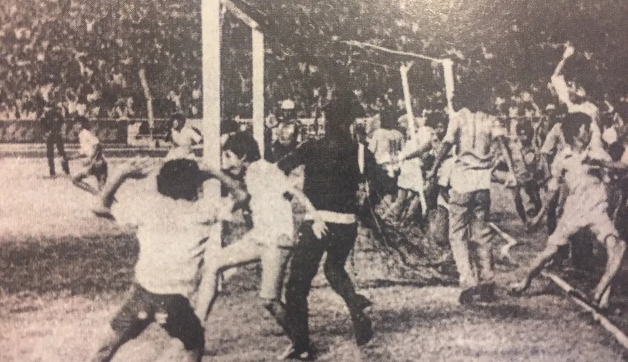 Pendukung Persija saat merayakan kesuksesan klub kesayangannya jadi juara perserikatan 1973. (Bola.com/Repro. Kompas)