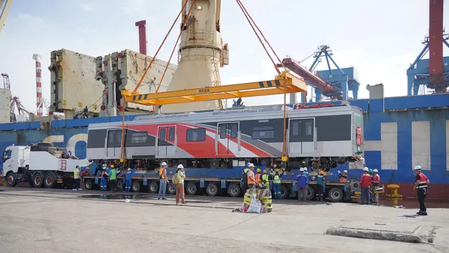 PT Kereta Commuter Indonesia (KCI) atau KAI Commuter kedatangan satu rangkaian kereta impor baru dari perusahaan asal China, CCRC Qingdao Sifang. (Foto: KAI)